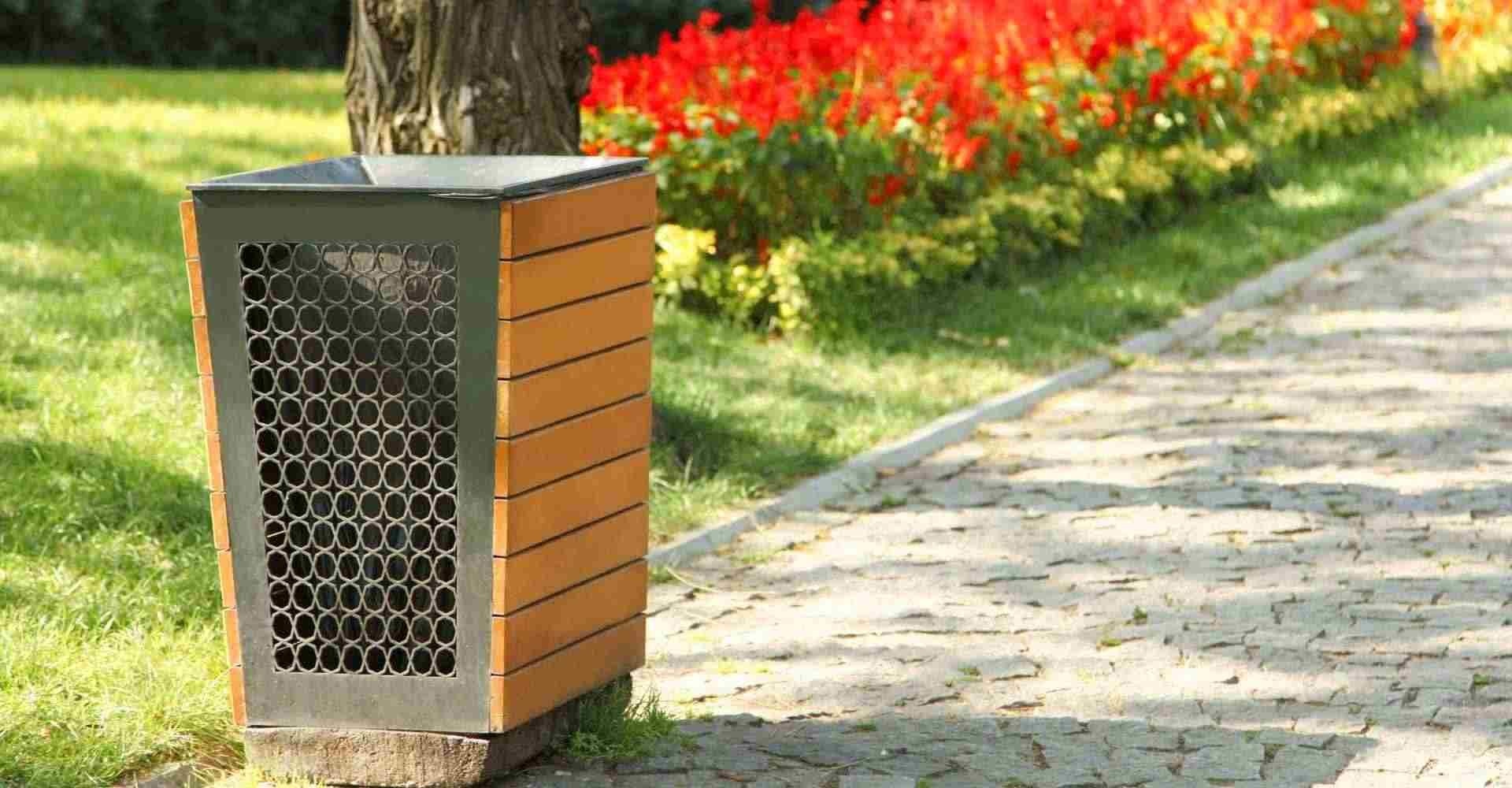 poubelle urbaine dans un espace vert