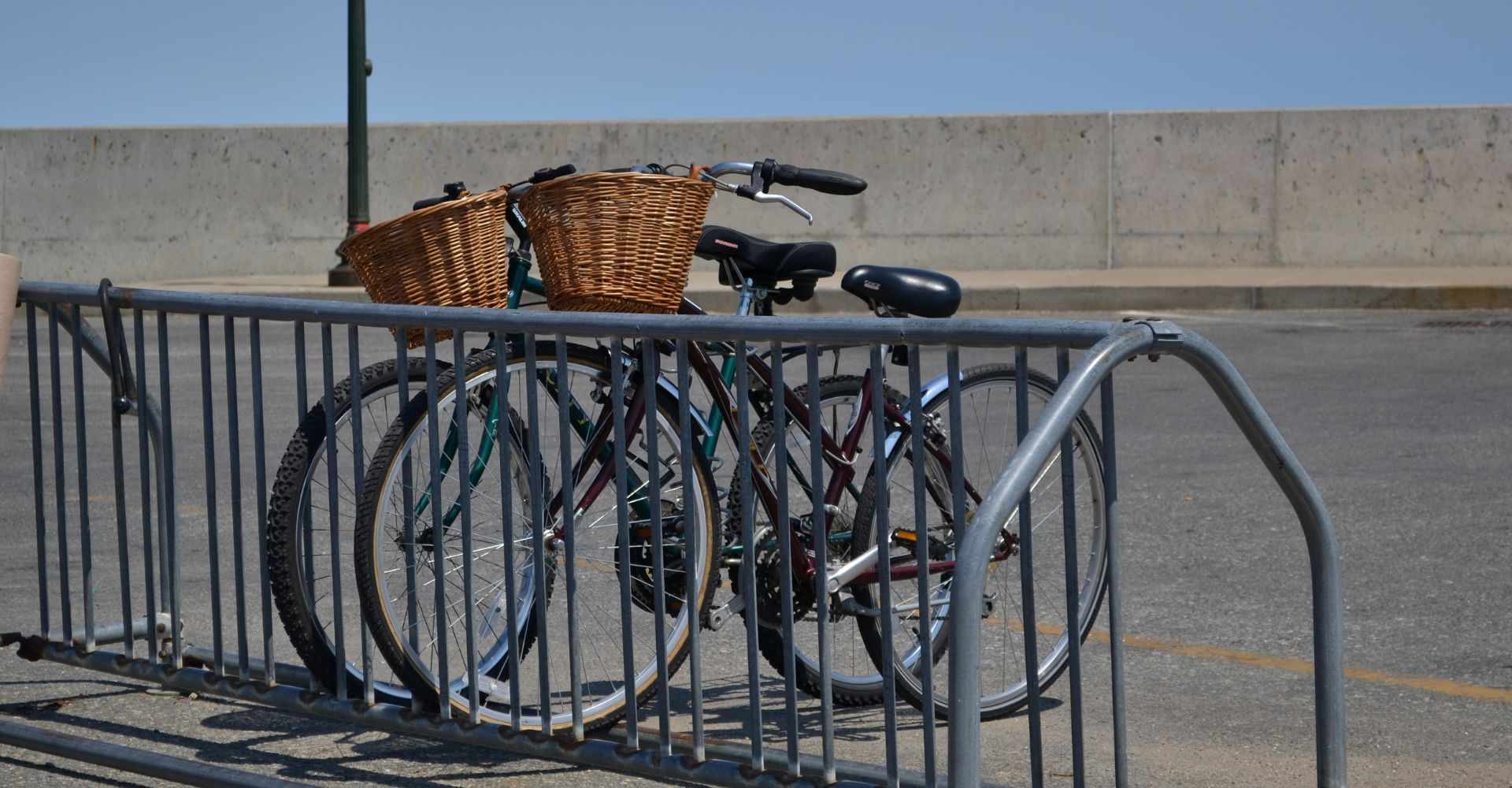 supports vélos près de la mer