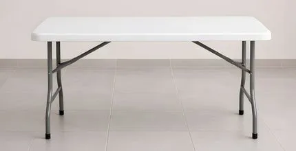 La table polypro pliante : l’alliée des collectivités